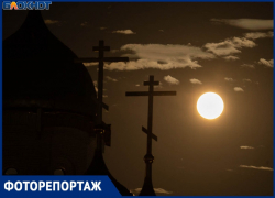 Роскошная Суперлуна взошла вечером 7 октября в небе над Волгоградом