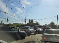 Пробки сковали движение в Волгограде: видео с места ЧП