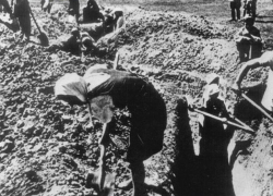 Календарь: 17 сентября 1942 год- Сталинградский комитет обороны приказал всему взрослому населению рыть окопы