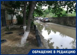 Венеция по-городищенски: жители дома вынуждены вплавь добираться до своих подъездов