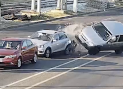 Ослепленный солнцем водитель влетел в стоящие на светофоре авто в Волгограде: видео