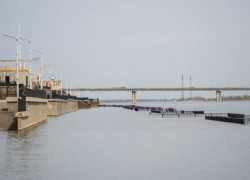 Упавшую с Волгоградского моста 17-летнюю спасают в реанимации