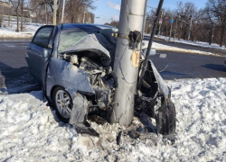 Водитель Suzuki «намотался» на столб под Волгоградом 