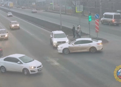 Эффектный момент столкновения двух иномарок в Волгограде попал на видео 