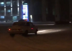  На площади Дзержинского в Волгограде любители автопрома устроили опасный дрифт