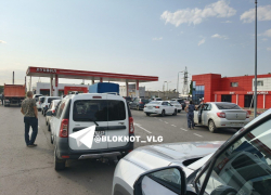 Полукилометровая очередь на АЗС в 5 утра попала на видео в Волгограде 