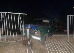 В Волгограде школьник на «Жигули» протаранил забор гимназии 