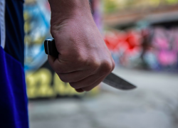 Женщина получила удар в спину ножом и осталась без сумки под Волгоградом