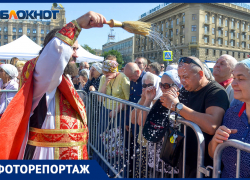 Сотни волгоградцев пришли к строящемуся собору Александра Невского на праздничное богослужение