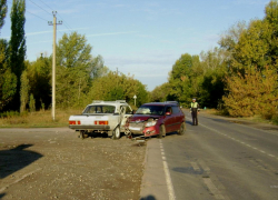 Трое человек попали в больницу из-за столкновения «Волги» и Skoda под Волгоградом