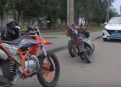 Группу выполняющих опасные трюки байкеров задержали в Волгограде — видео 