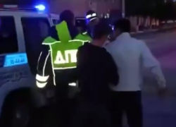Толпа молодежи напала на полицейских под Волгоградом: видео