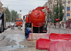 Из-за провала в центре Волгограда пришлось сузить проезжую часть