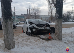 Авто занесло в дерево на заснеженной главной дороге Волгограда