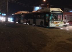 Автобус №20 врезался в своего "коллегу" на севере Волгограда 