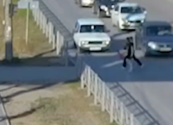 "Шестерка" сбила подростков в Волгограде: шок-видео 