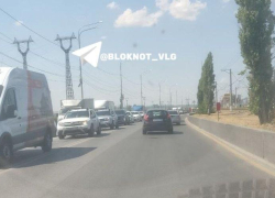 Мост Волжской ГЭС застыл в гигантской пробке