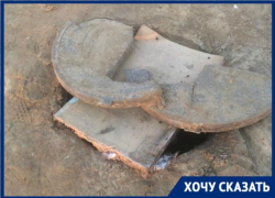 «У кого-то один люк открыт, а у нас целых три»: на опасные люки у входа в школу №54 жалуется волгоградка