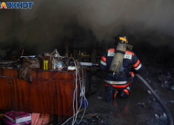 Огонь вспыхнул на территории школы с затянувшимся капремонтом под Волгоградом 