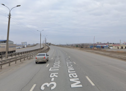 Фура заблокировала Третью Продольную в Волгограде 