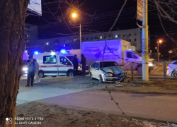 Есть пострадавшие: в Волгограде рядом с ДК "Патриот" столкнулись такси и легковушка