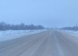 Таскает и плывет: тревогу бьют на волгоградских трассах после январского дождя 