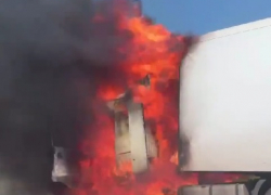 Фура загорелась посреди трассы в Волгоградской области - видео