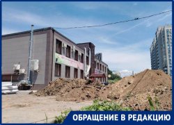 «Грохот, писк и скрежет»: в пруд с утками и рыбой проводят канализационный слив в Волгограде 