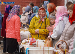 Помолились и окропили святой водой: видео с освящение куличей в Волгограде