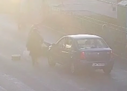 Полет снесенных машиной пешеходов сняли на видео в Волгограде