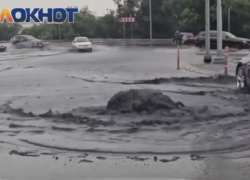 Черный канализационный гейзер топит дороги Волгограда - видео