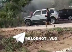 Густой дым из под-капота: на Бобрах отдыхающие общими силами тушили внедорожник 