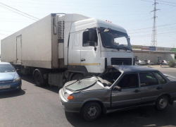 Фура проволокла бросившийся под колеса ВАЗ: столкновение попало на видео 