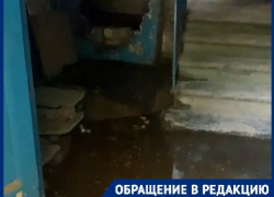 «Зловонный водопад»: многоэтажку в Волгограде затапливает канализация