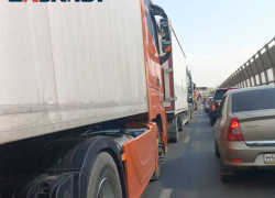 «Южные бедолаги с двумя лопатами» создали жуткую пробку в Волгограде