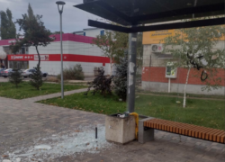 В Волгограде вандалы расколотили новую остановку