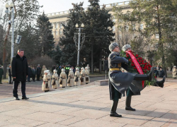 Командиры воинских частей возложили цветы к Вечному огню отдельно от  губернатора в Волгограде 