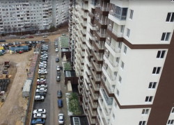 Труп школьницы нашли под окнами высотки в Волгограде