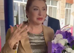 Звезда кино Вера Сотникова разрыдалась на пороге волгоградской школы