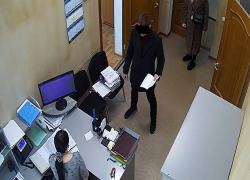 Несдержанных волгоградцев штрафуют за оскорбления сотрудников