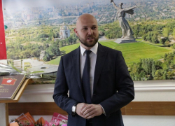 Увековечивший себя остановками-баклажками депутат нарвался на шквал комплиментов от коллег