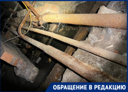«Трубы в труху и вонь»: опасная течь в подвале грозит разрушить волгоградский дом