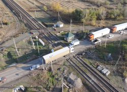 Спасение для проклинающих волгоградские пробки водителей показали с высоты: работа идет