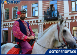 Часть улицы в центре Волгограда стала Царицыном: купцы и нарядные барышни в объективе фотографа