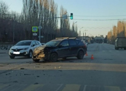 Водитель Kia протаранил скорую в Волгоградской области: ДТП попало на видео