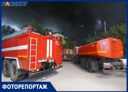 В Волгограде почти 7 часов горела база вторсырья: фоторепортаж с места ЧП