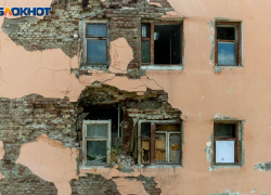 В Волгограде малышка выпала из окна, пока пьяная мать спала