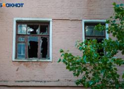 Труп молодой женщины обнаружили возле общежития под Волгоградом 