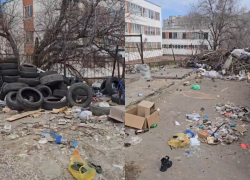 Шок-контент сняла на видео волгоградка: свалка из шин подступает к гимназии 