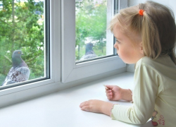 6-летняя девочка на глазах 9-летней сестры выпала из окна четвертого этажа в Камышине 